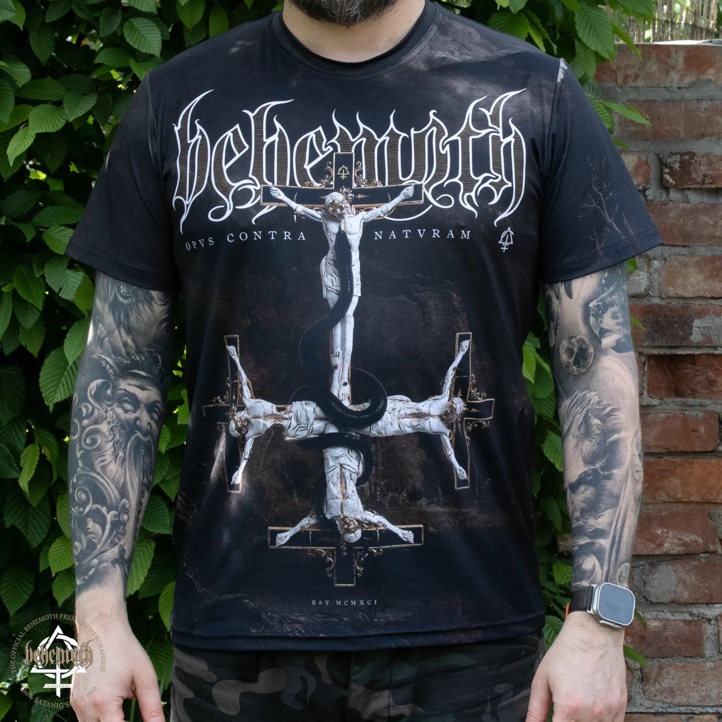 T-Shirt mit „Opvs Contra Natvram“-Behemoth-Allover-Print