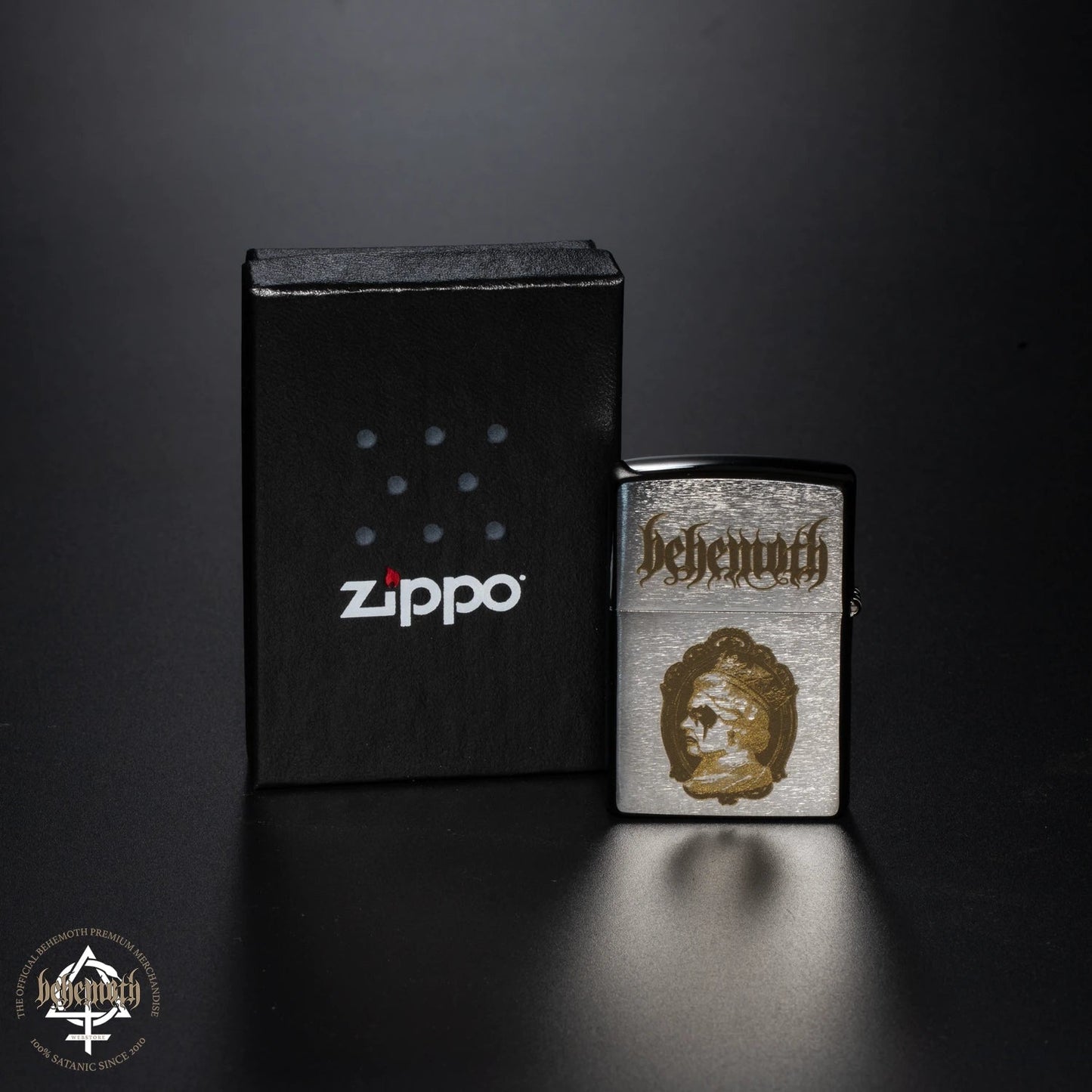 Ein Behemoth ZIPPO Feuerzeug „The Devil Save The Queen“