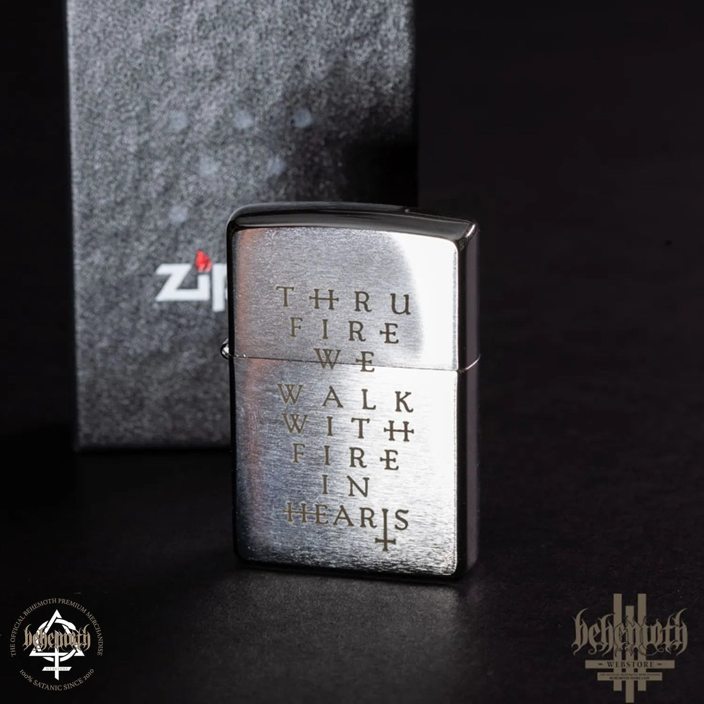 Ein Behemoth ZIPPO „Thru Fire We Walk“-Feuerzeug