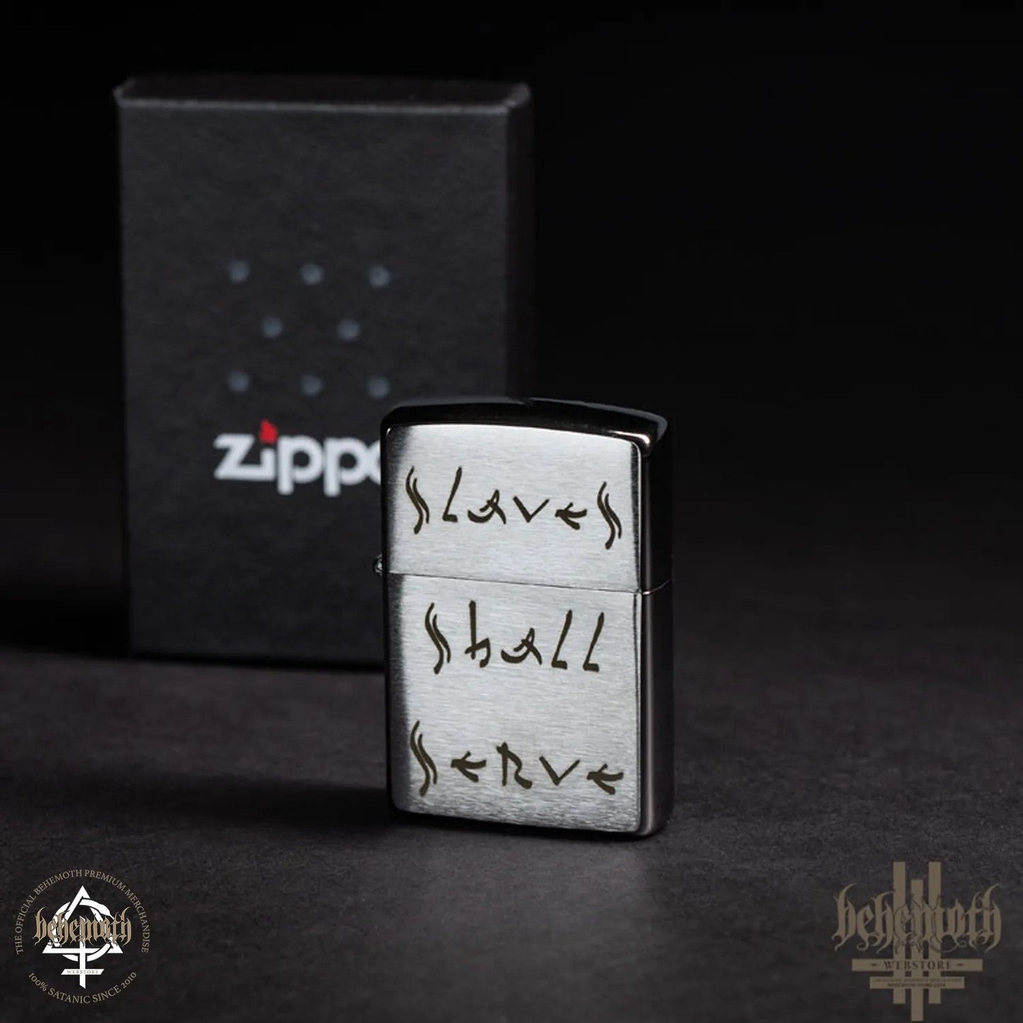 Ein Behemoth ZIPPO-Feuerzeug „Slaves Shall Serve“