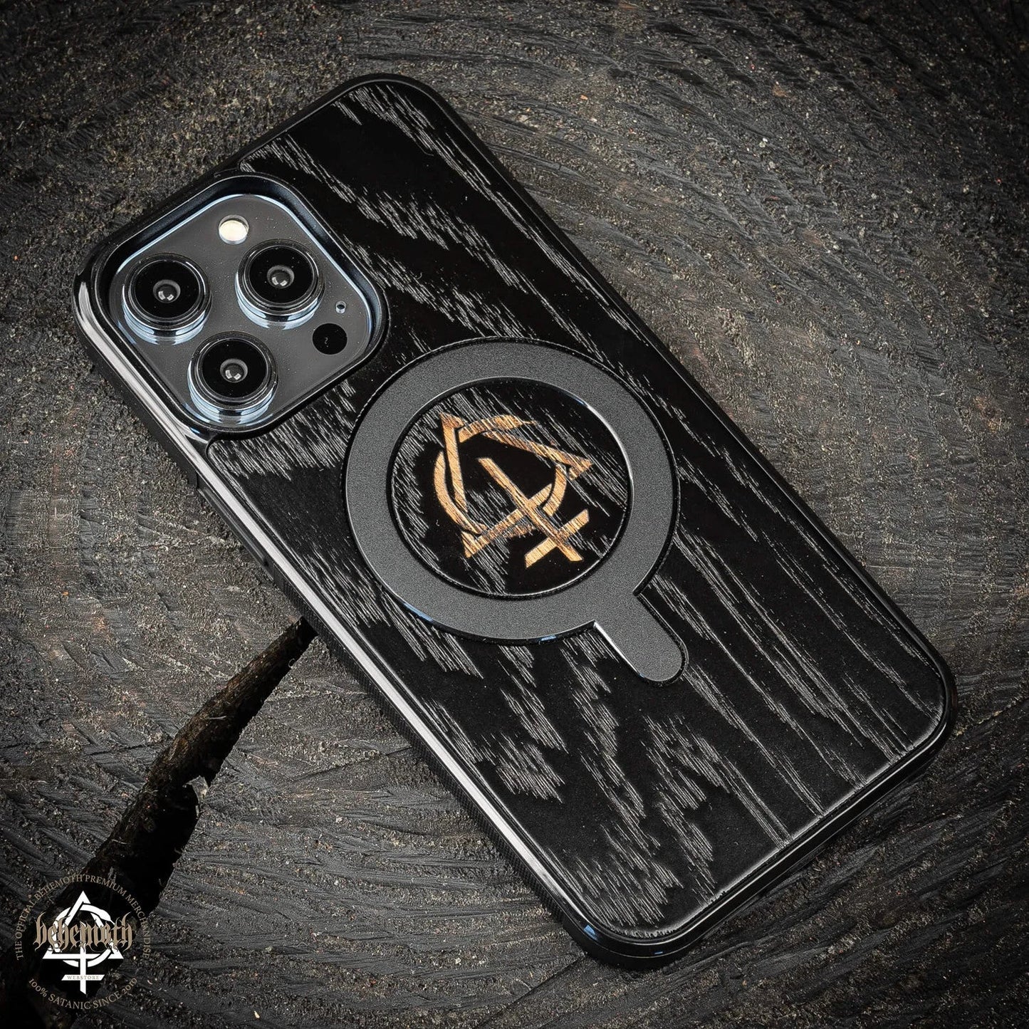 Schwarze Hülle für Apple iPhone 14 Pro Max mit Holzoberfläche und Behemoth „CONTRA“-Logo